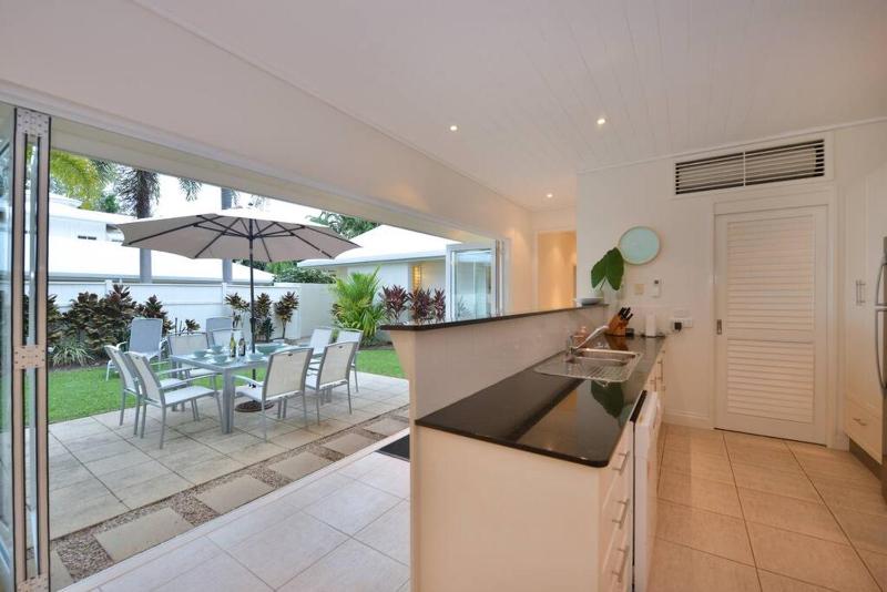 Plantation House - private 4 bedroom beachfront retreat - image 4