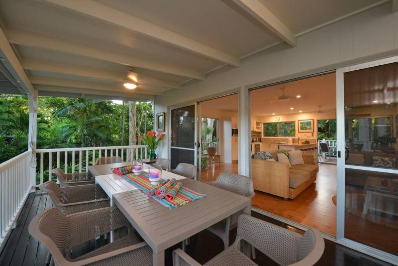 3 Bedroom Queenslander Home Close to Four Mile Beach - image 15