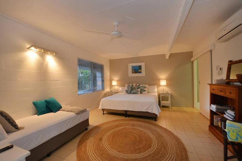 3 Bedroom Queenslander Home Close to Four Mile Beach - image 2