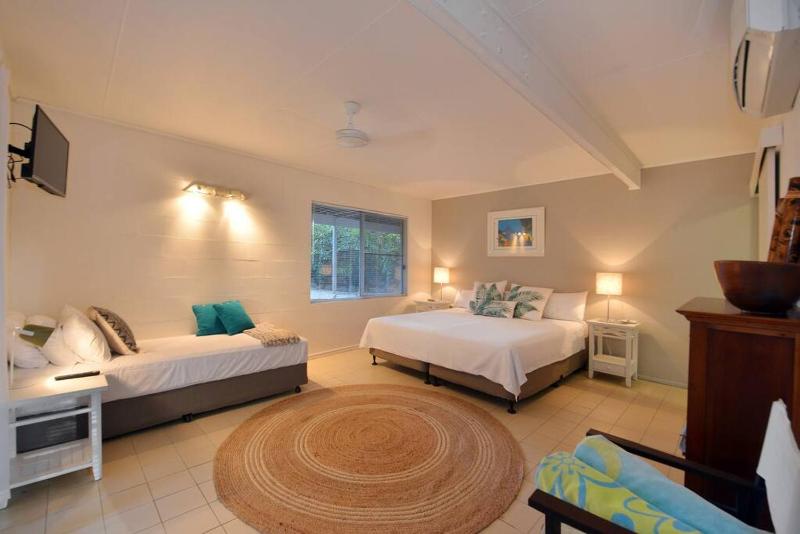 3 Bedroom Queenslander Home Close to Four Mile Beach - image 20