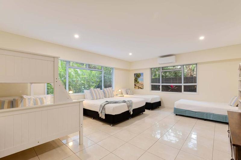 17 Solander Blvd - Beachside home sleeps 14 guests - image 2
