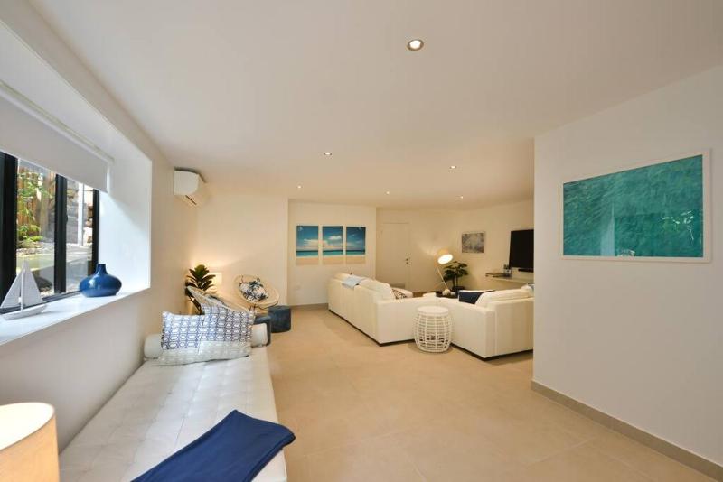Hapuka - Luxury Villa with Stunning Views on Murphy St - image 9