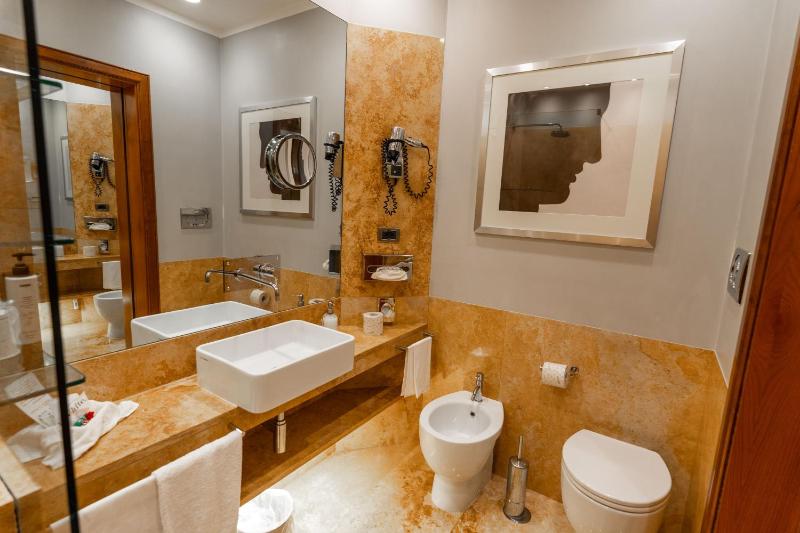 Quadruple Room image 3