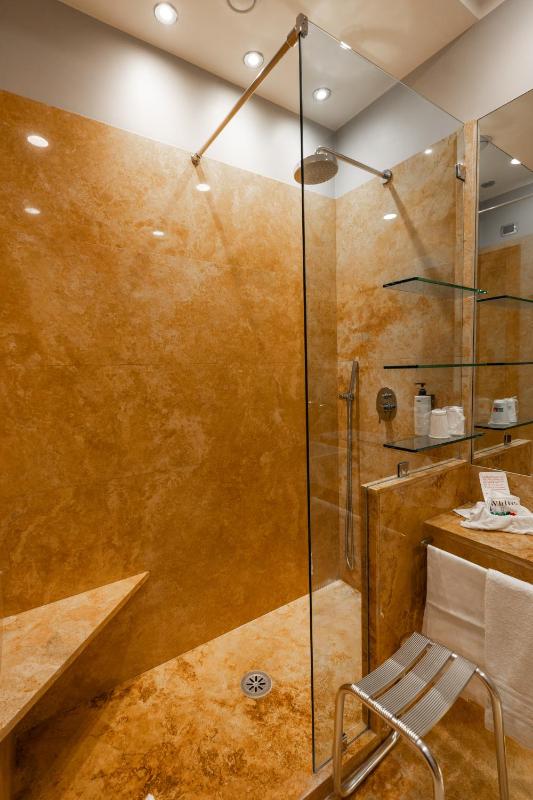 Quadruple Room image 2