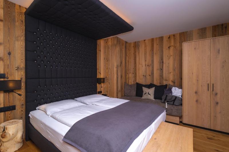 Double Room with Balcony image 3