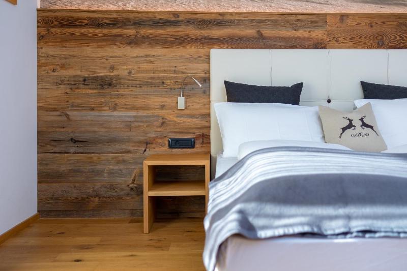 Double Room with Balcony image 4
