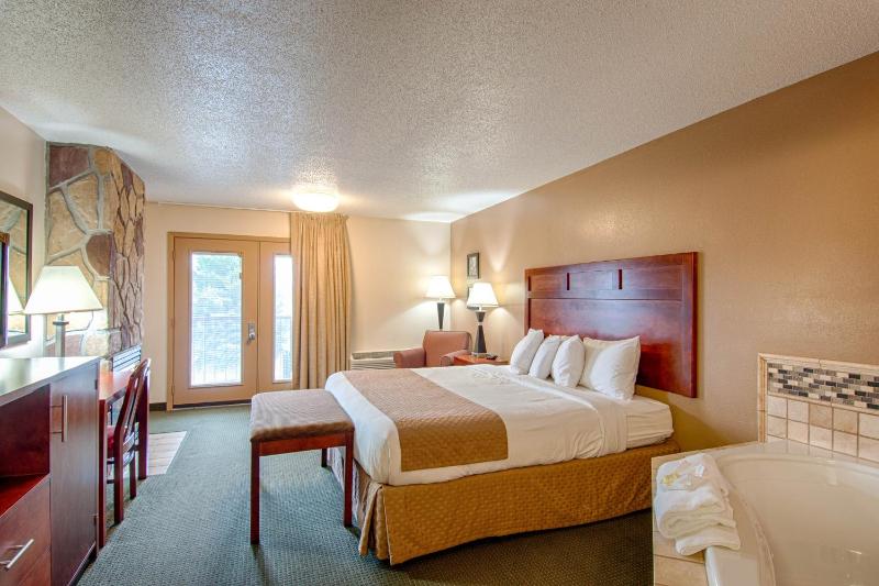 King Room - Non Smoking image 3