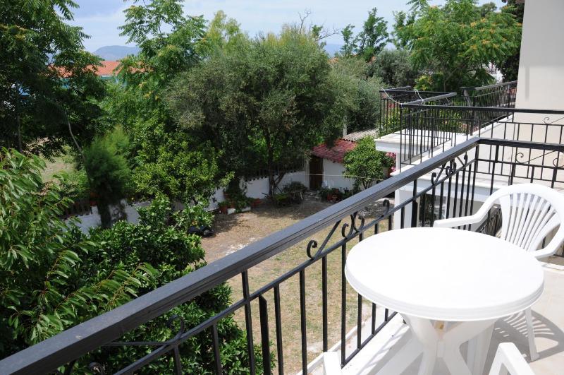 Two bedroom Apartment with Garden view image 2