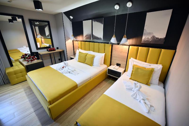 Deluxe Triple Room image 4