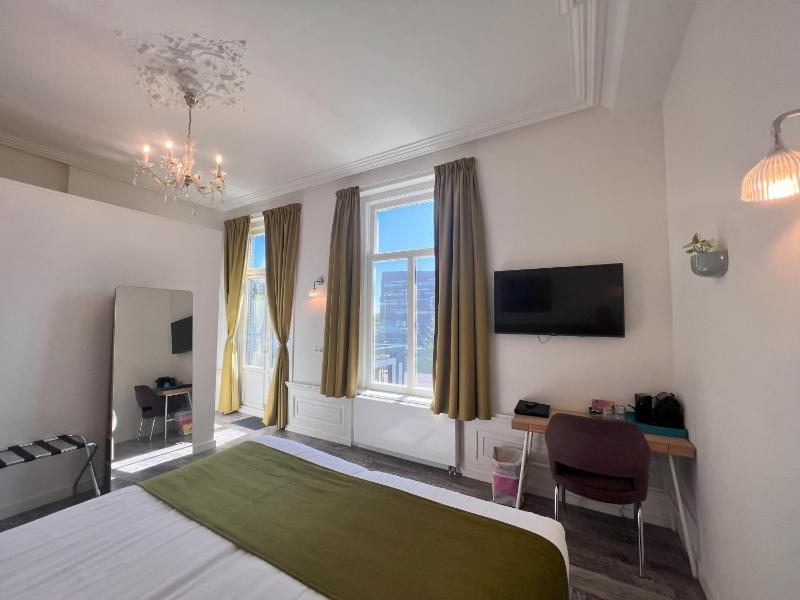 Deluxe Double Room with Balcony image 4