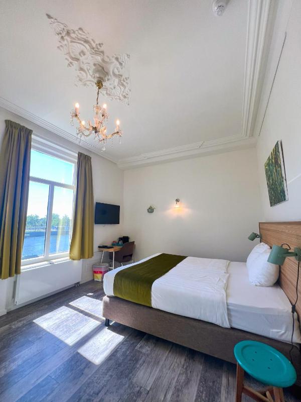 Deluxe Double Room with Balcony image 1