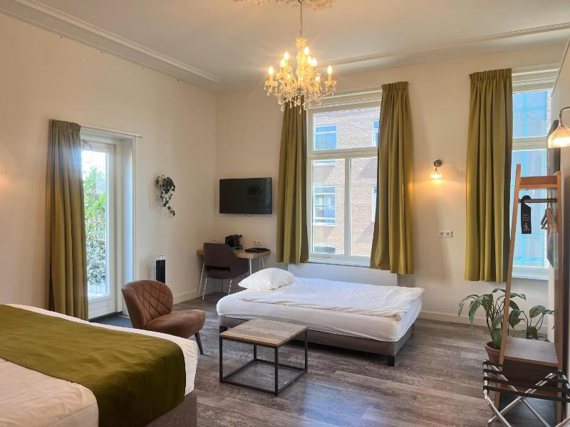 Superior Double Room with Balcony image 4