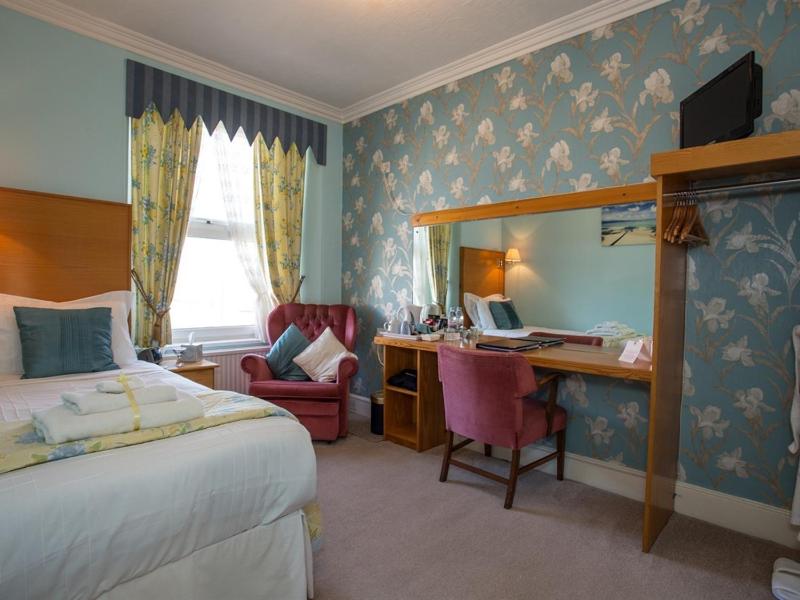 Single Room with Private Bathroom image 1
