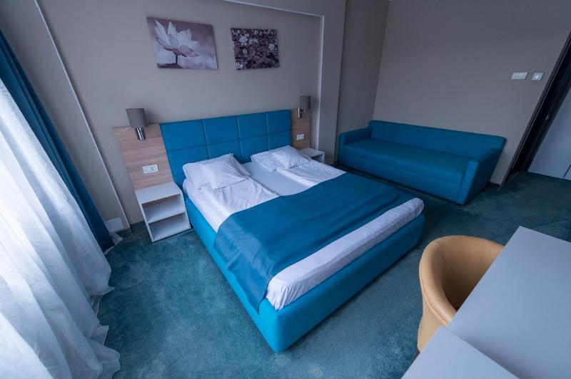 Deluxe Family Room (2 Adults + 1 Child) image 3