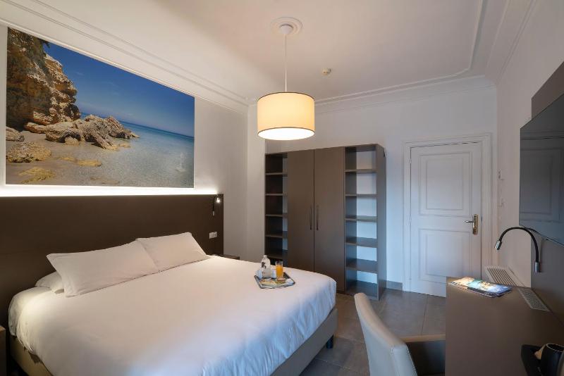 Deluxe Double or Twin Room image 4