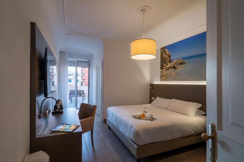 Deluxe Double or Twin Room image 2