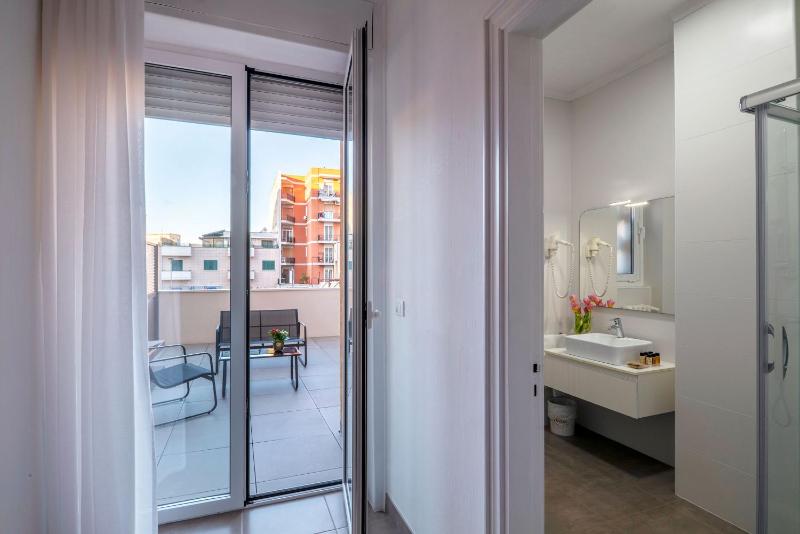 Deluxe Double or Twin Room image 3