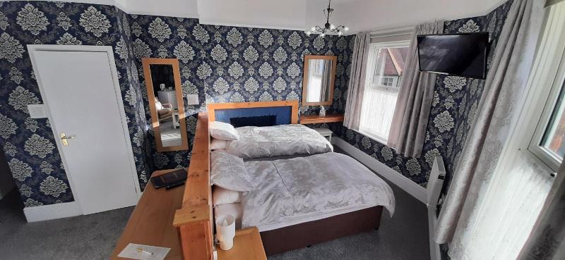 Superior Double or Twin Room image 4