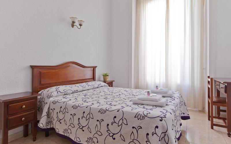 Double Room with Shared Bathroom image 4