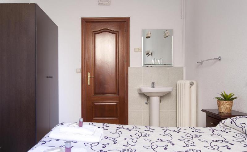 Single Room with Shared Bathroom image 4