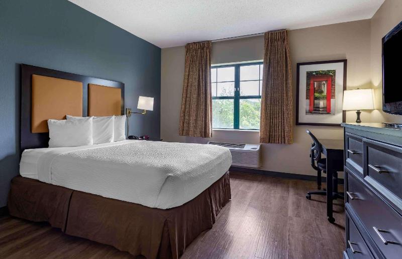 Queen studio with 1 Queen Bed - Disability Access/Non-Smoking image 2