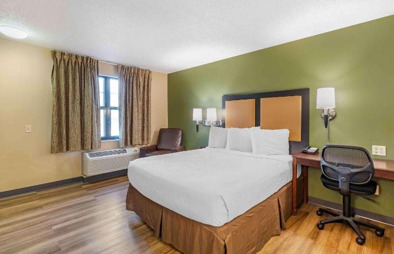 Queen studio with 1 Queen Bed - Disability Access/Non-Smoking image 1