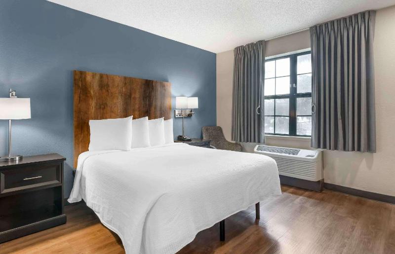 Queen studio with 1 Queen Bed - Disability Access/Non-Smoking image 1