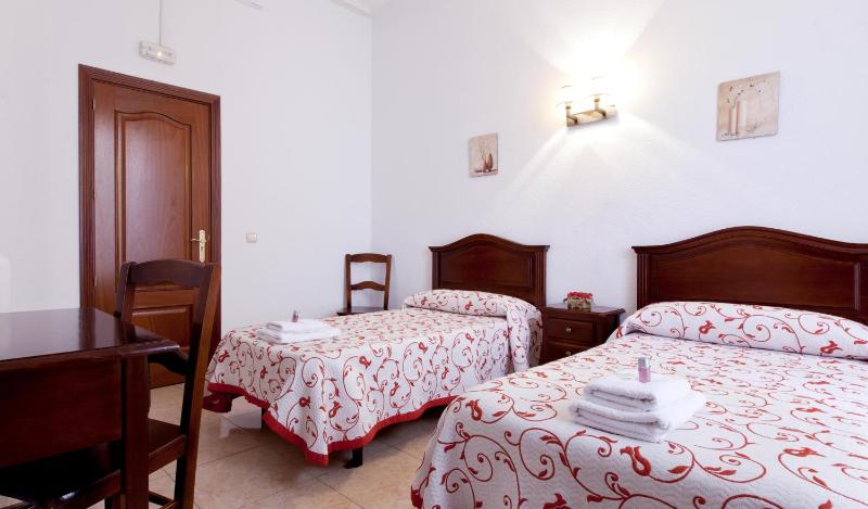 Twin Room image 4