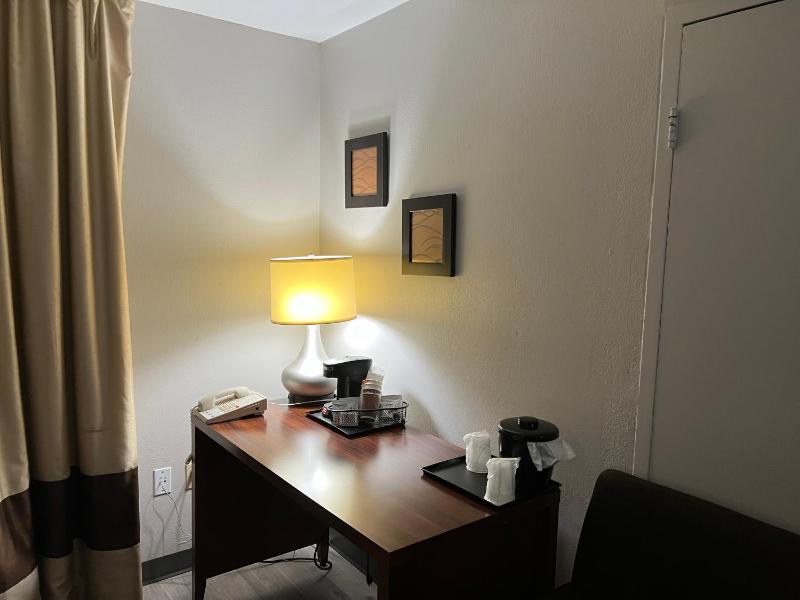 Queen Room with Two Queen Beds and Roll-In Shower - Non-Smoking image 3