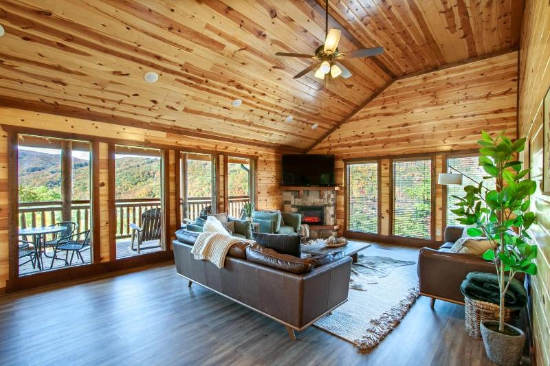 Splash of Gatlinburg cabin - image 4