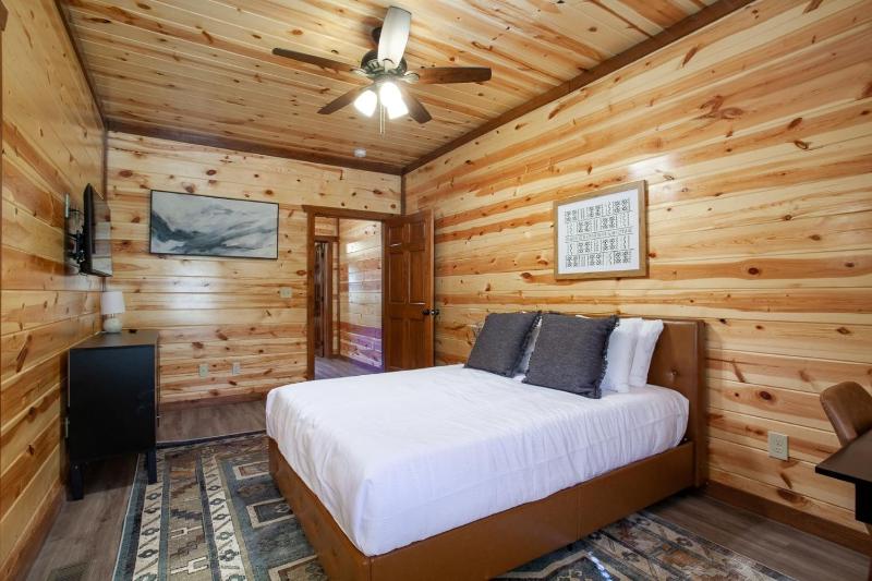 Splash of Gatlinburg cabin - image 43