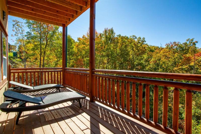 Splash of Gatlinburg cabin - image 9