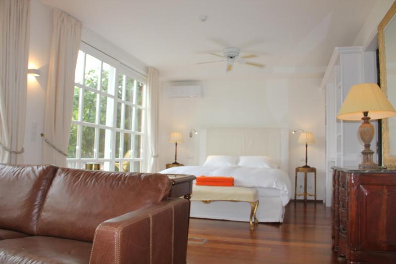 King Room with Garden View image 2