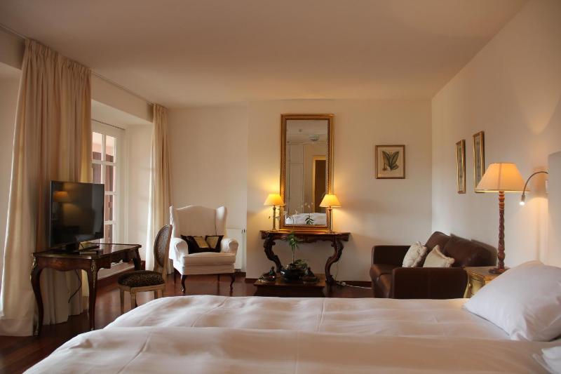 King Room with Garden View image 3