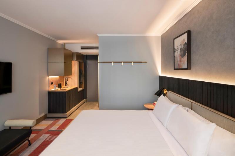 Superior King Room image 4