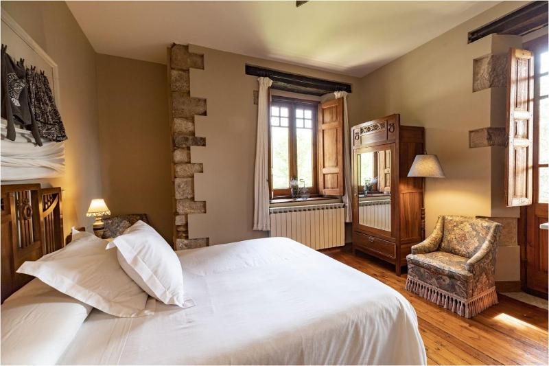 Double Room with Balcony image 4