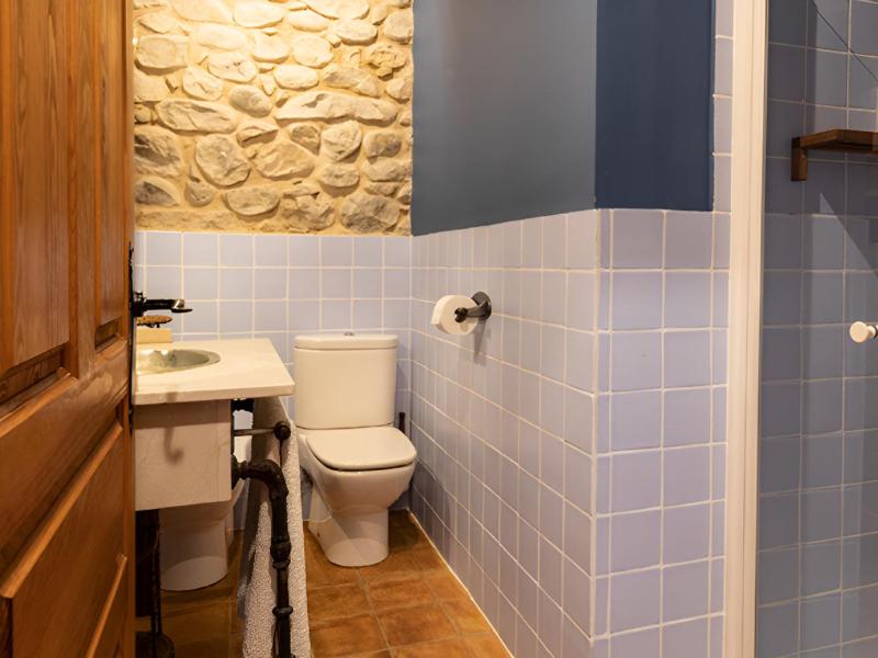 Double Room with Balcony image 2