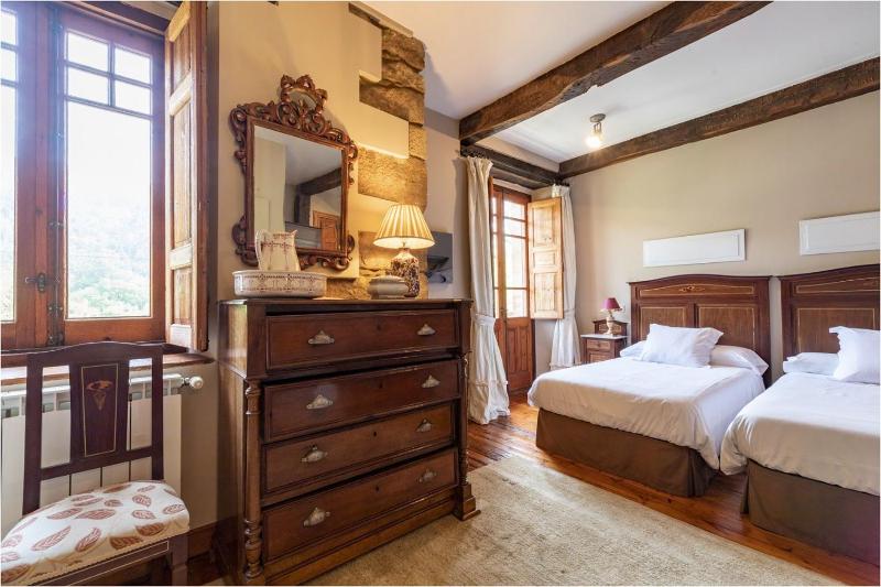 Triple Room with Bath image 4