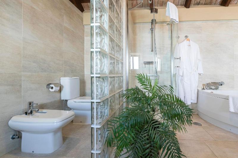 Suite with Spa Bath image 4