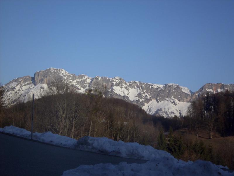 One-Bedroom Apartment with Balcony and Mountain View   image 2