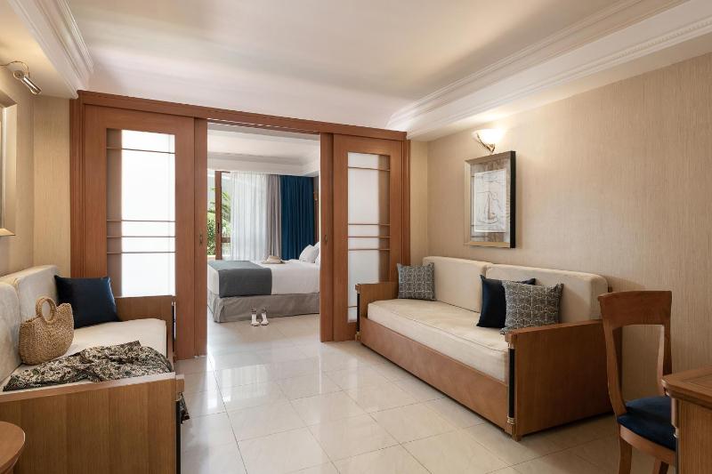 Family Room with Garden View and Sharing Pool image 4