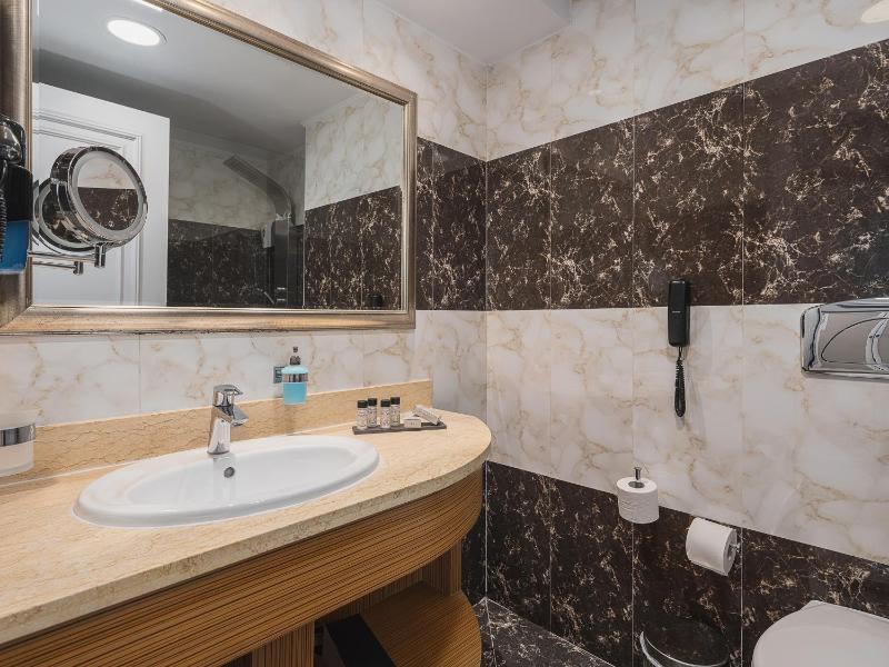 Family Suite with Garden View and Sharing Pool image 4