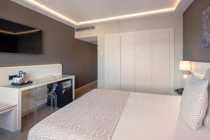 Executive Double or Twin Room with Mountain View image 4