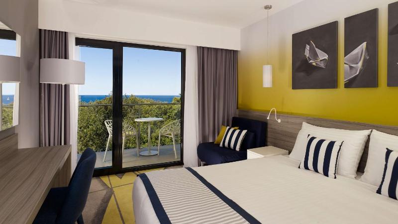 Superior Double Room with Balcony image 3