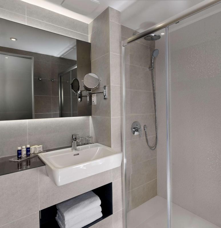 Superior Double Room with Balcony image 4