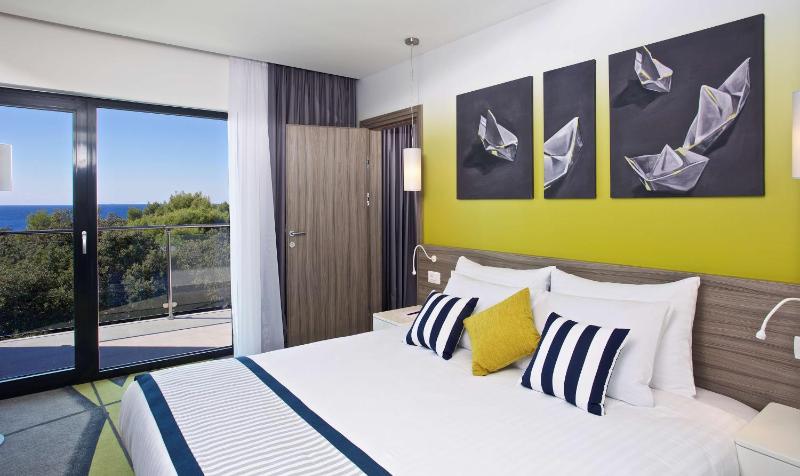 One-Bedroom Suite with Balcony image 3