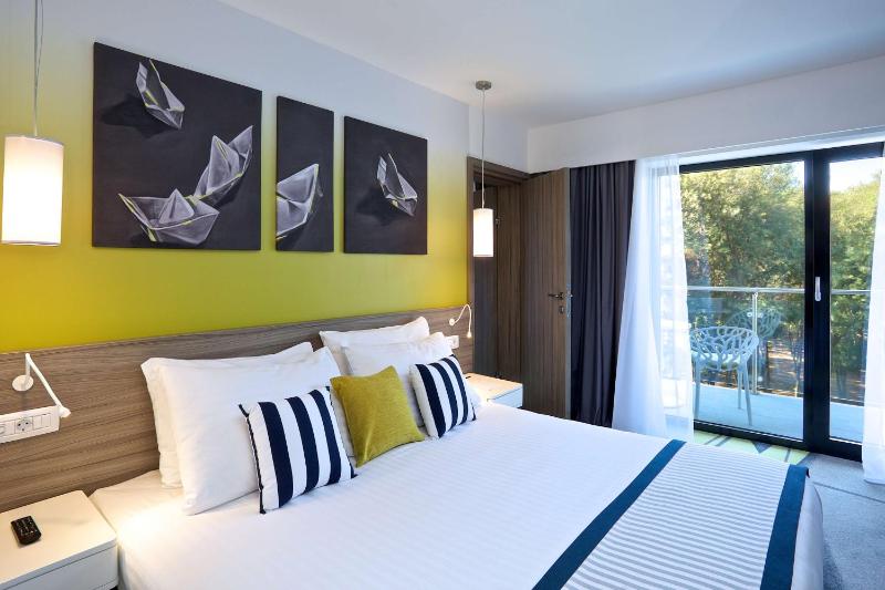 One-Bedroom Suite with Balcony image 4