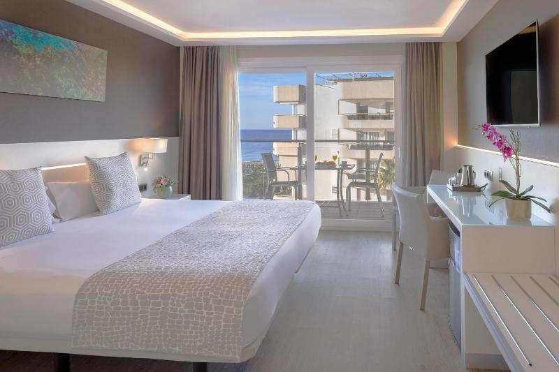 Executive Double or Twin Room with Partial Sea View image 1
