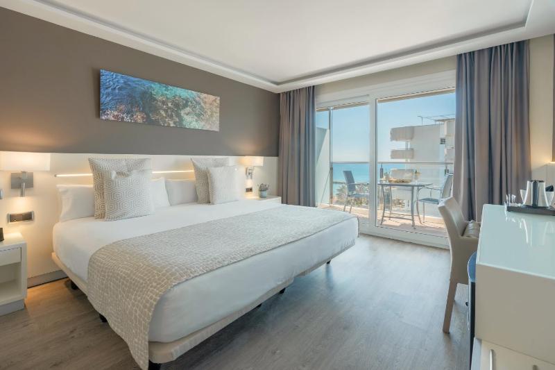 Executive Double or Twin Room with Partial Sea View image 4