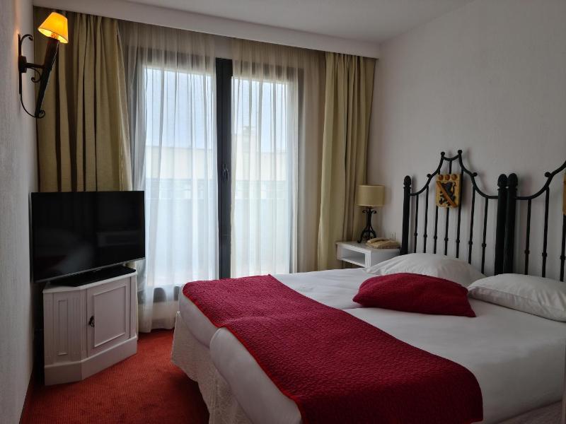 Triple Room with Garden View image 2